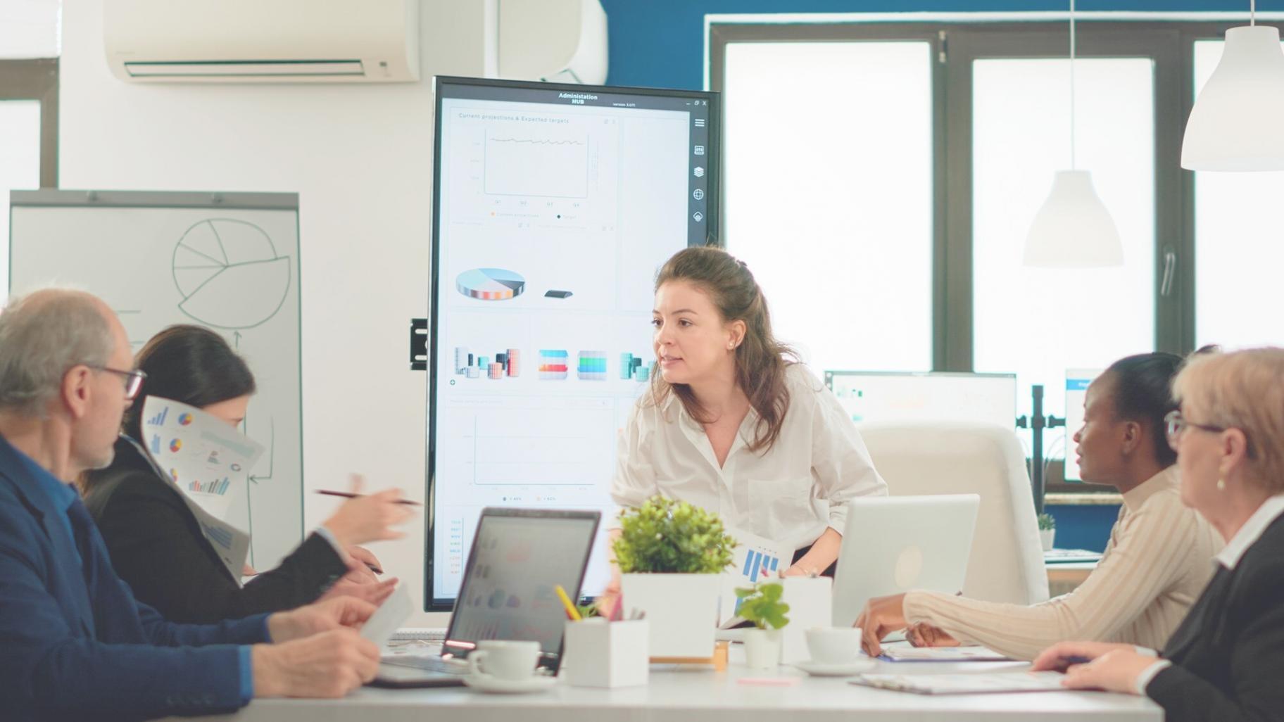Sesión práctica de planificación financiera con materiales de estudio