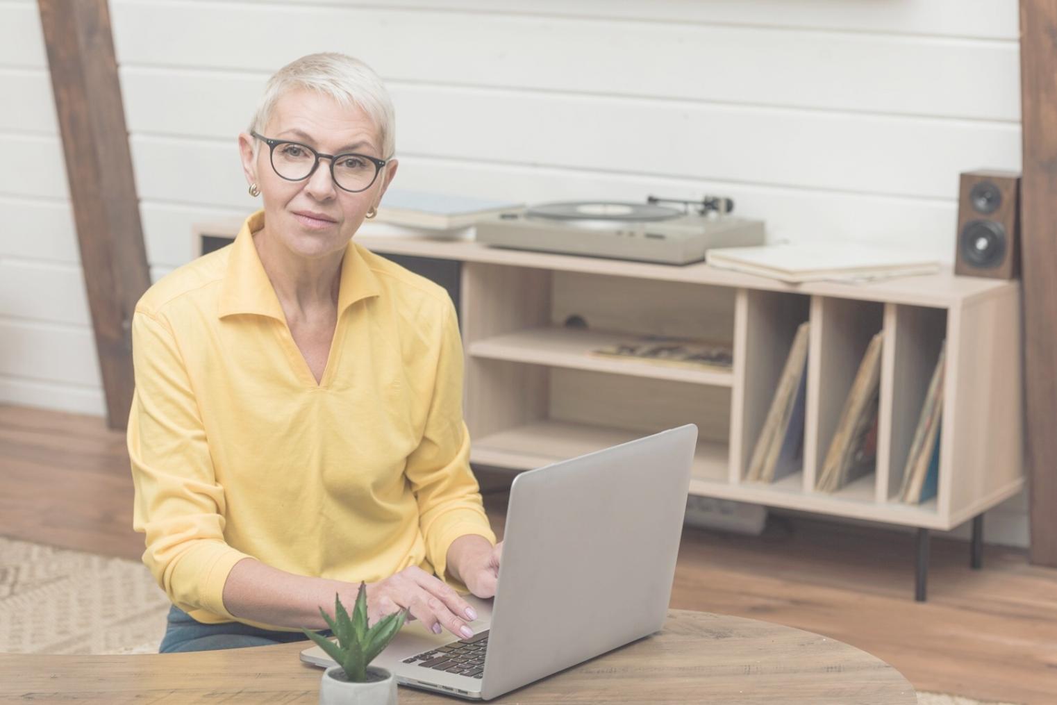 Estudiantes aprendiendo gestión financiera en sesión online